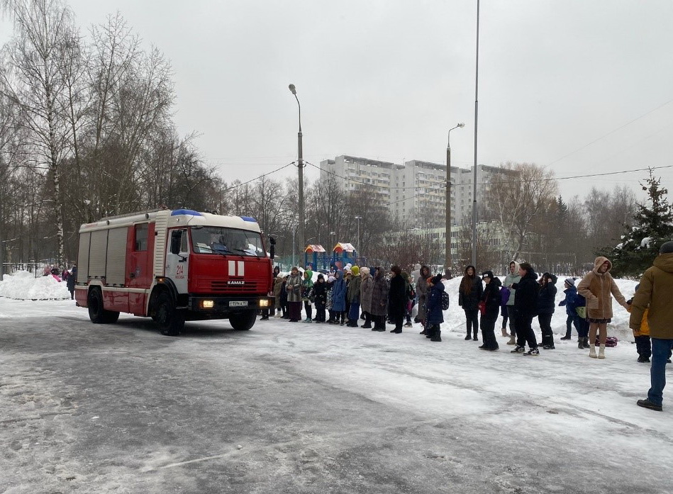 Пожарные и спасатели в гостях у школьников Зеленограда