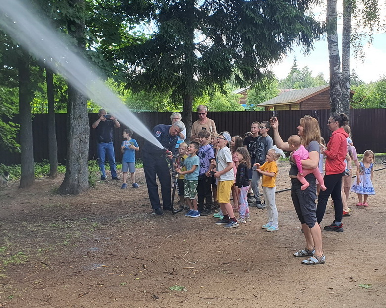 Пожарные в Зеленограде проводят профилактическую работу с населением в частных домовладениях